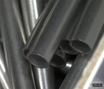 Makroaufnahme mehrerer Edelstahl-Feinrohre mit Fokus auf die runden Öffnungen und die fein strukturierte, matte Metalloberfläche.