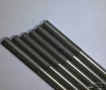 Parallel ausgerichtete Edelstahl-Präzisionsfeinrohre, mit aufgerauhten Enden, auf hellem Hintergrund angeordnet.