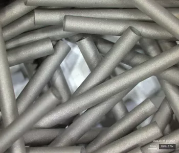 Mehrere längliche Präzisionsfeinrohre aus Edelstahl, locker übereinandergelegt, mit gleichmäßiger Wandstärke und leicht rauer Oberfläche.